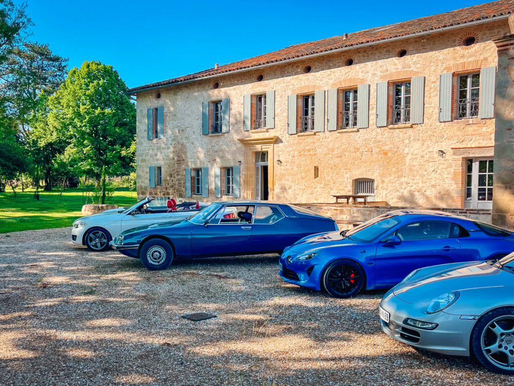 Voitures de collection du Club des Amateurs d'Automobiles Anciennes devant La Bélonie, Halte en Cocagne, Tarn